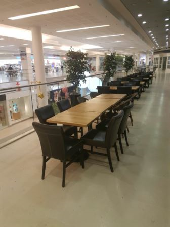 כיסאות מעץ עם שולחן למסעדה ולמטבח 